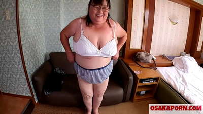 Hooyada Jabbaan ee buuran waxay tustaa naasaheeda weyn waxayna ku raaxaysataa ciyaarta galmada. Hooyo Aasiyaan ah oo 51 jir ah ayaa ka sheekaynaysa khibradeeda galmo. Yukiko 1 OSAKAPORN caano dufan leh